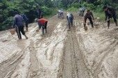 Atas Instruksi Kepala Desa, Pemerintah Desa Lubuk Besar Bersama Warga Gelar Gotong Royong Perbaiki Jalan Poros Penghubung ke Desa Limau Manis Usai Pembagian BLT Dana Desa Triwulan I Tahun 2025