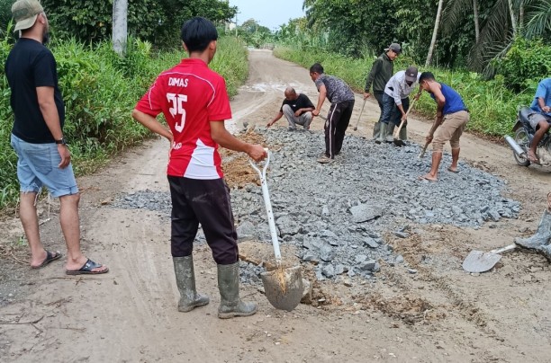 PEMERINTAH DESA LUBUK BESAR BERSAMA MASYARAKAT LAKSANAKAN GOTONG ROYONG PERBAIKAN JALAN DESA*