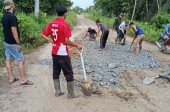 PEMERINTAH DESA LUBUK BESAR BERSAMA MASYARAKAT LAKSANAKAN GOTONG ROYONG PERBAIKAN JALAN DESA*