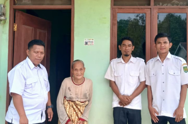 PENEMPELAN STIKER PENERIMA BANTUAN KELUARGA PRA SEJAHTERA